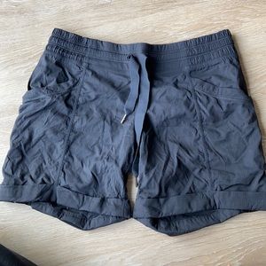 Lululemon black adjustable waist 6 shorts